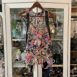 1010 floral sleeveless blouse Womens M nwt